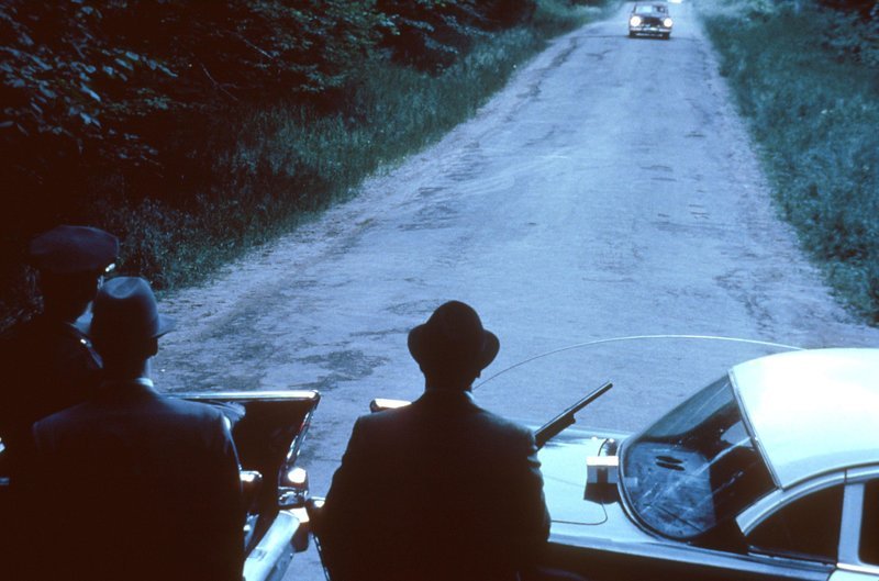 Sheriff Miller versucht gemeinsam mit seinen Männer die Whiskey-Schmuggler auf dem Highway zu erwischen. – Bild: Kabel Eins Classics