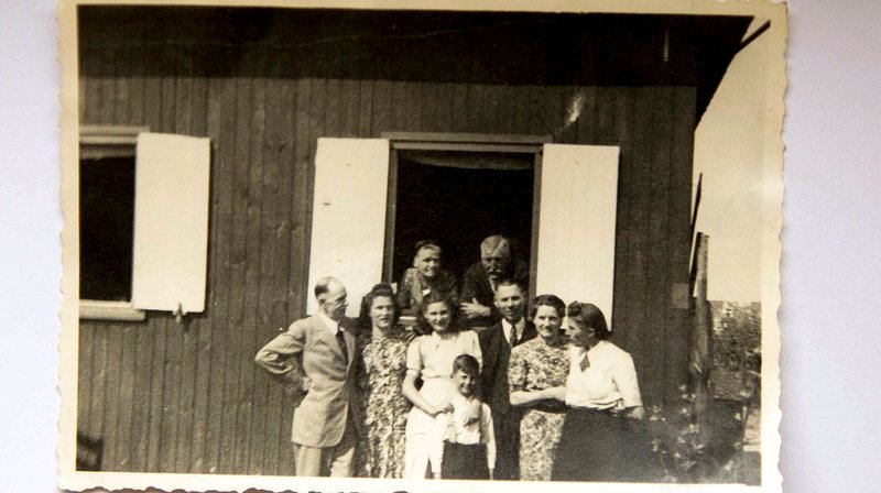 Eine Hütte als Notunterkunft: Familie Probst wohnte mit bis zu elf Personen auf 24 Quadratmetern. – Bild: NDR/​Gerhard Probst