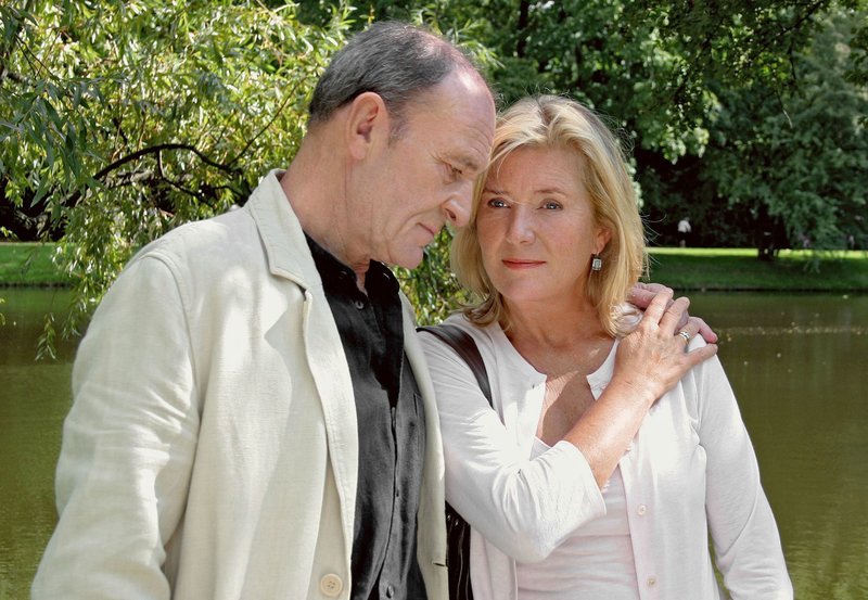 Ein Mann, der auch zuhören kann: Bei Philipp (Michael Mendl) findet Marianne (Jutta Speidel) stets ein offenes Ohr für ihre Sorgen. – Bild: rbb/Degeto/Sandor Domonkos Ein Mann, der auch zuhören kann: Bei Philipp (Michael Mendl) findet Marianne (Jutta Speidel) stets ein offenes Ohr für ihre Sorgen. – Bild: rbb/Degeto/Sandor Domonkos