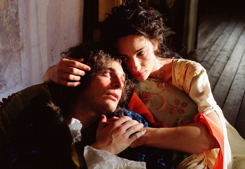 Der kränkelnde Wolfgang Amadeus Mozart (Lino Guanciale) lässt sich von Catarina (Cristina Giannelli) pflegen. – Bild: MDR/​Degeto