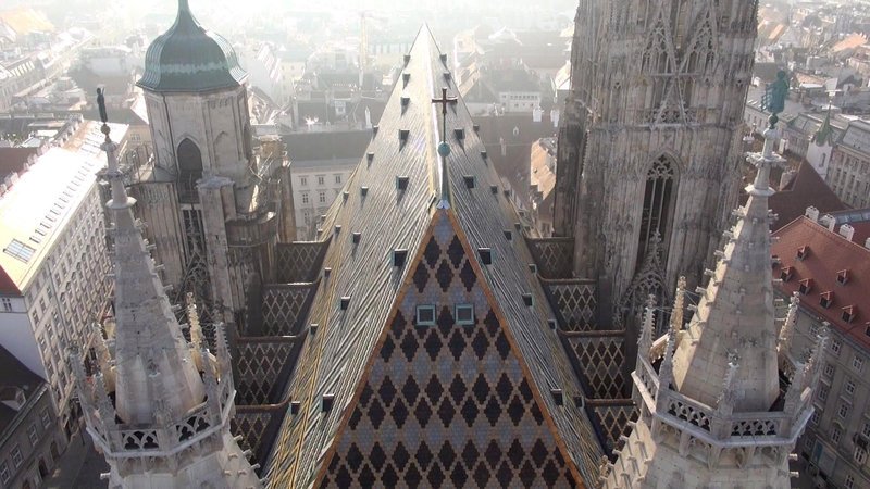 Drohnenflug um den Stephansdom. – Bild: ORF