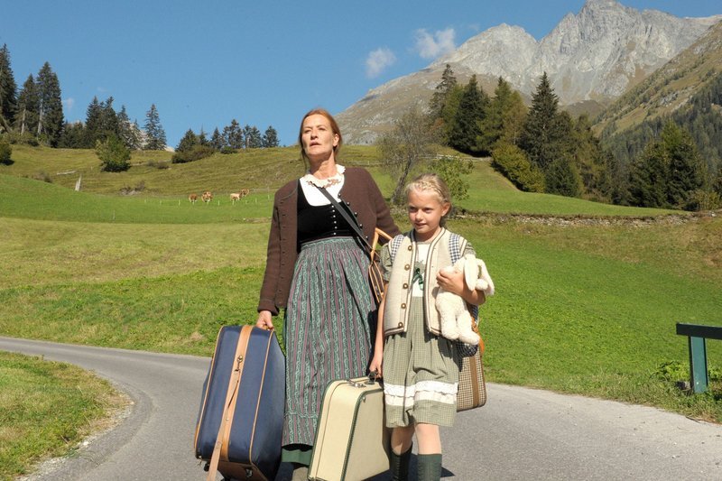 Anna (Suzanne von Borsody) wird mit ihrer Tochter Marie (Fabienne Laura Wähner) vom Hof gejagt. – Bild: ARD Degeto/Lisa Film/O. Roth Anna (Suzanne von Borsody) wird mit ihrer Tochter Marie (Fabienne Laura Wähner) vom Hof gejagt. – Bild: ARD Degeto/Lisa Film/O. Roth