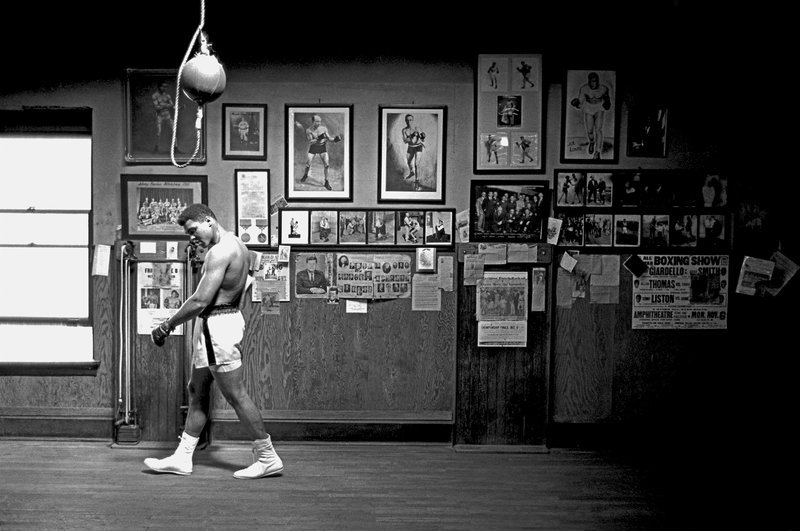 Muhammad Ali in seinem Gym, seinem Box-Studio. Er macht die Presse auf sich aufmerksam, prognostiziert rundengenau seine Siege. Er ist sehr erfolgreich sein eigener PR-Manager. – Bild: ZDF und ©Thomas Hoepker-Magnum.