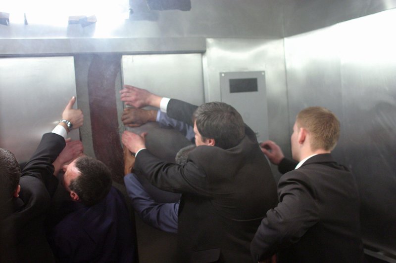 Plötzlich bleibt der Aufzug zwischen zwei Etagen stecken. Die Männer halten das zunächst für einen normalen Stromausfall. Doch als Rauch in den Aufzug steigt, versuchen sie mit allen Mitteln die Tür zu öffnen. Sie können sich befreien. Bis dahin ahnten sie nicht, in welcher Lebensgefahr sie sich befanden. – Bild: Nitro