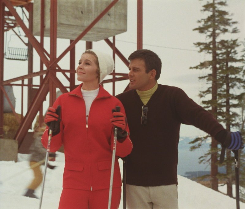 Ist Danny Frazer (James Stacy, r.) wirklich der richtige für den Job als Skilehrer? – Bild: Columbia Pictures Lizenzbild frei Ist Danny Frazer (James Stacy, r.) wirklich der richtige für den Job als Skilehrer? – Bild: Columbia Pictures Lizenzbild frei