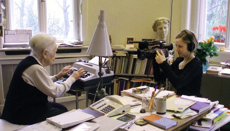 Filmemacherin Anna Ditges (r) während der Dreharbeiten in der Wohnung von Schriftstellerin Hilde Domin (l). – Bild: SWR/​WDR/​punktfilm