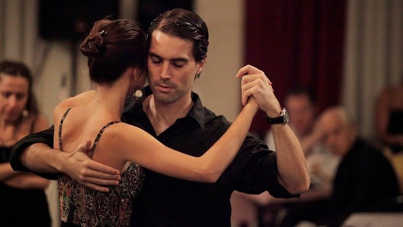 Buenos Aires ist auch bekannt als das Paris Südamerikas. Wer an die Stadt denkt, denkt schnell auch an Tango – in Argentiniens Hauptstadt wird dieser Tanz bis heute gelebt und geliebt. Barbetreiber, Tänzer, Lehrer, Sänger und Musiker tun alles dafür, dass ihre Tradition in den Tanzlokalen, den Milongas, weiterleben kann. – Bild: MG RTL D /​ MedienKontor