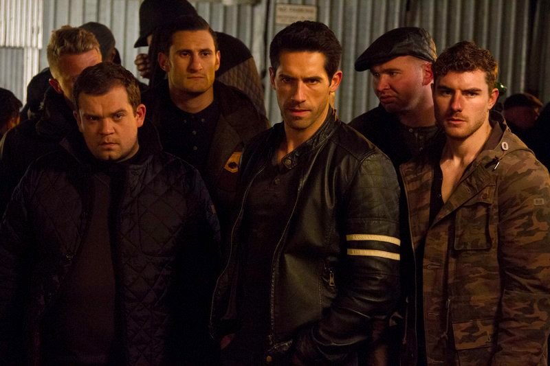 Als sein Bruder Joey in einem organisierten Kampf tödlich verletzt wird, hat Danny (Scott Adkins, M.) nur noch ein Ziel vor Augen: den Tod seines Bruders rächen. Dafür kehrt er sogar zu seiner alten Gang zurück, der zuletzt auch sein Bruder mit seinen Kumpels Gilly (Jack Doolan, l.) und Big John (Josh Myers, 2.v.l.) angehörte… – Bild: Leon Mcfarlane / TV Puls Als sein Bruder Joey in einem organisierten Kampf tödlich verletzt wird, hat Danny (Scott Adkins, M.) nur noch ein Ziel vor Augen: den Tod seines Bruders rächen. Dafür kehrt er sogar zu seiner alten Gang zurück, der zuletzt auch sein Bruder mit seinen Kumpels Gilly (Jack Doolan, l.) und Big John (Josh Myers, 2.v.l.) angehörte… – Bild: Leon Mcfarlane / TV Puls