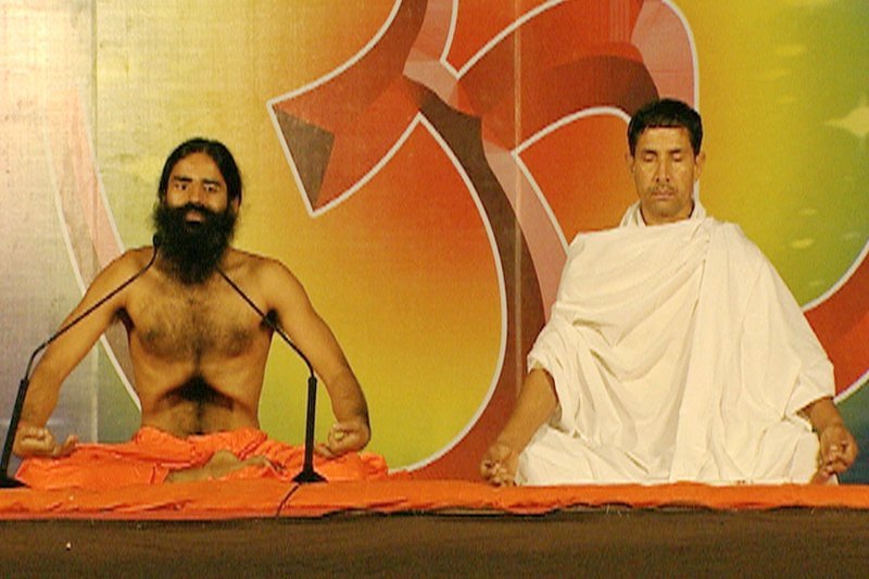 Swami Ramdev (li.) führt Yogaübungen vor, Raipur/Indien. – Bild: Eberhard Rühle / MvH – ArtDesign / Barum 2005 ; fuer ARTE G.E.I.E. Swami Ramdev (li.) führt Yogaübungen vor, Raipur/Indien. – Bild: Eberhard Rühle / MvH – ArtDesign / Barum 2005 ; fuer ARTE G.E.I.E.