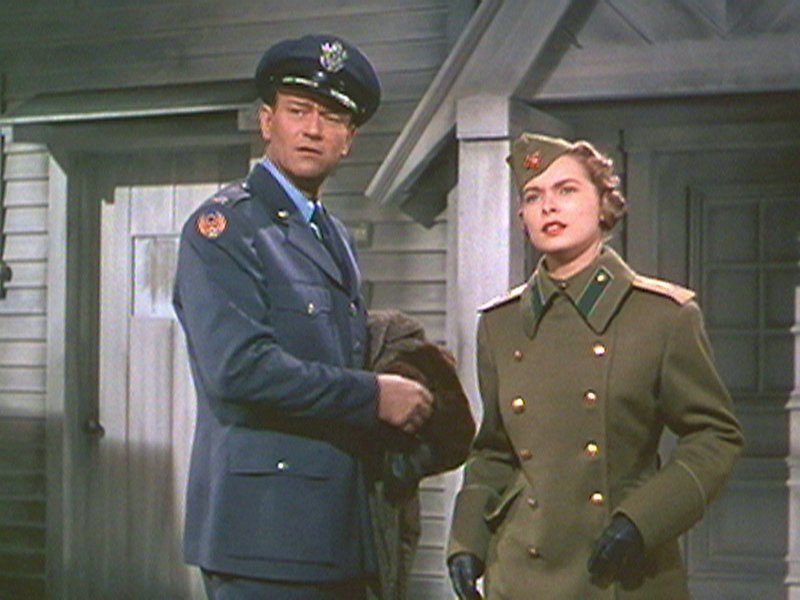 Colonel Shannon (John Wayne) und seine Frau, die Russin Anna (Janet Leigh), sollen gemeinsam als Spione in die Sowjetunion gehen. – Bild: arte
