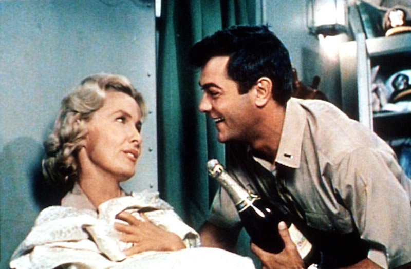 Der Krieg kann Playboy Evans (Tony Curtis) nicht vom Flirten mit der hübschen Krankenschwester Barbara (Dina Merrill) abhalten. – Bild: DMB Der Krieg kann Playboy Evans (Tony Curtis) nicht vom Flirten mit der hübschen Krankenschwester Barbara (Dina Merrill) abhalten. – Bild: DMB