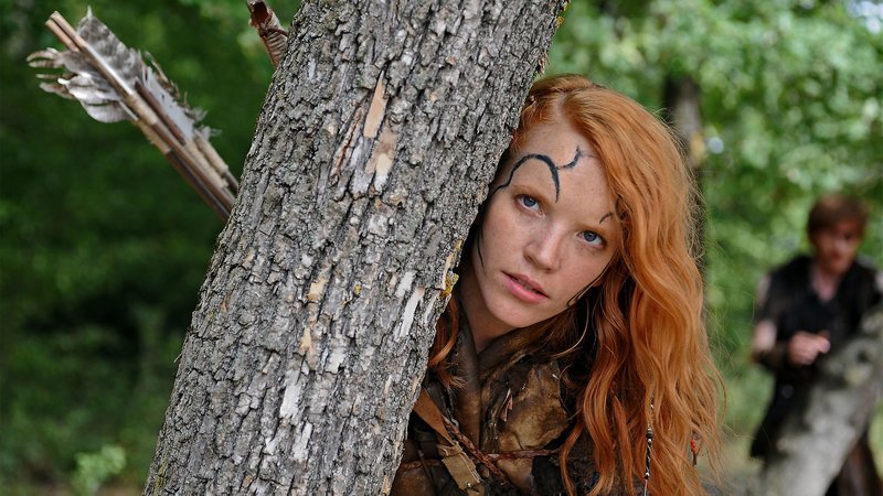 Rhonu (Tamzin Merchant) beobachtet die Fremden … – Bild: Universal Studi