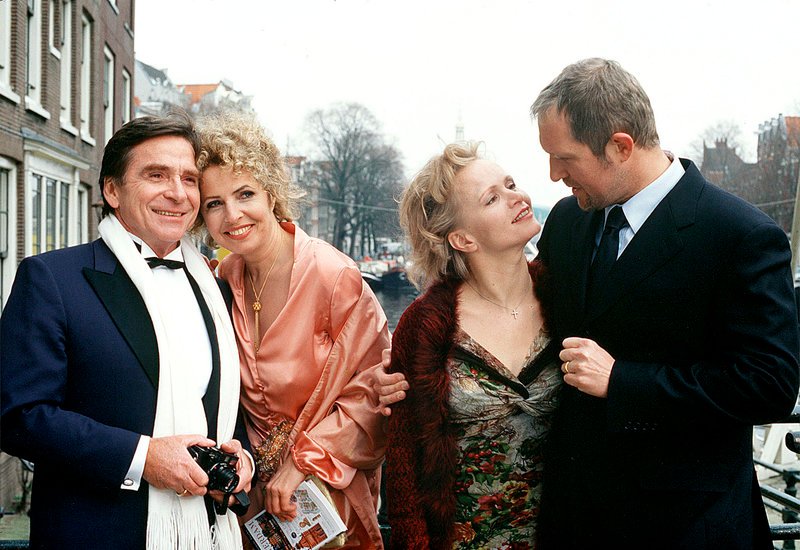 Seit 14 Jahren feiern Lukas (Harald Krassnitzer, re.) und Susanne (Renee Soutendijk, 2. v. re.) ihren Hochzeitstag gemeinsam mit Johnna (Michaela May, 2. v. li.) und Markus (Elmar Wepper). – Bild: NDR/​Degeto