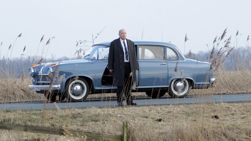Thomas Thieme spielt den Automobilfabrikanten Carl F.W. Borgward. – Bild: NDR/Jörg Landsberg Thomas Thieme spielt den Automobilfabrikanten Carl F.W. Borgward. – Bild: NDR/Jörg Landsberg