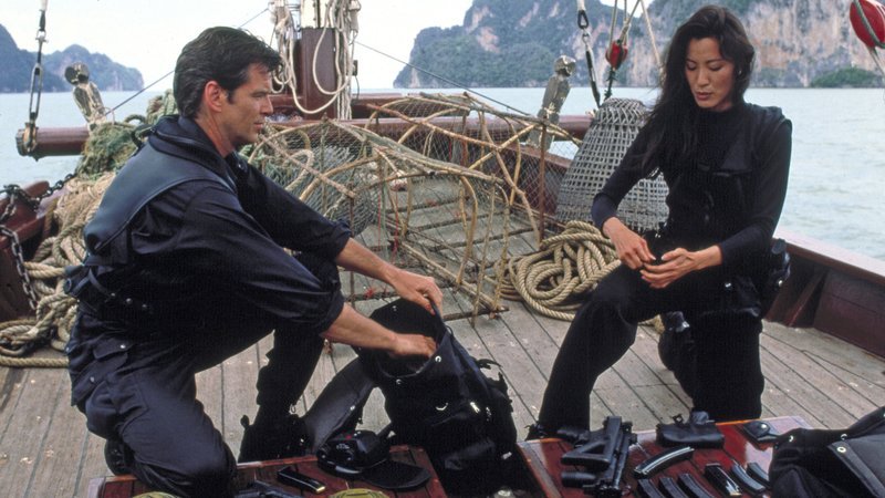007 (Pierce Brosnan) und Wai Lin (Michelle Yeoh)007 (Pierce Brosnan) und Wai Lin (Michelle Yeoh) – Bild: 1997 Danjaq, LLC and Eighteen Leasing Corporation. All Rights Reserved.