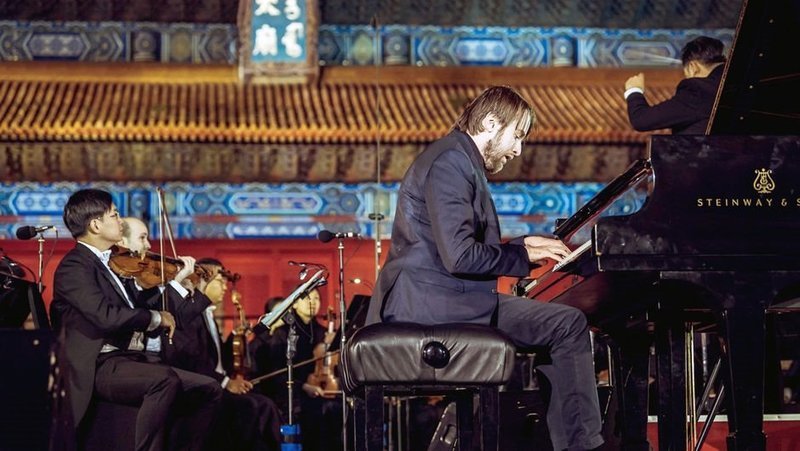 Der Platz vor dem Kaiserlichen Ahnentempel in Peking bietet die perfekte Kulisse für das Klavierkonzert Nr. 2 von Sergej Rachmaninow, präsentiert vom russischen Pianisten Daniil Trifonov (vo.), dem Shanghai Symphony Orchestra und Dirigent Long Yu (h.r.). – Bild: ART Der Platz vor dem Kaiserlichen Ahnentempel in Peking bietet die perfekte Kulisse für das Klavierkonzert Nr. 2 von Sergej Rachmaninow, präsentiert vom russischen Pianisten Daniil Trifonov (vo.), dem Shanghai Symphony Orchestra und Dirigent Long Yu (h.r.). – Bild: ART