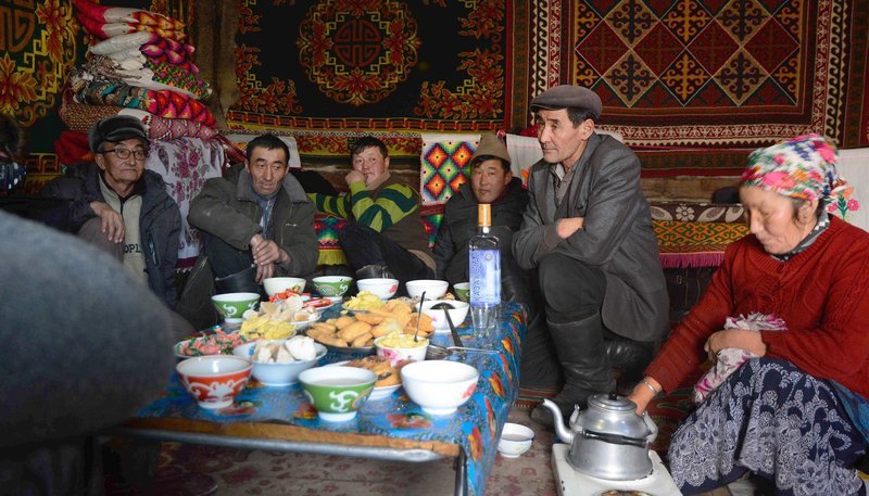 Besuch im Winterlager einer Nomadenfamilie. Für Gäste wird sofort der Tisch gedeckt – so gehört sich das in der Mongolei. – Bild: ZDF und WDR/Ilya Kuzniatsou Besuch im Winterlager einer Nomadenfamilie. Für Gäste wird sofort der Tisch gedeckt – so gehört sich das in der Mongolei. – Bild: ZDF und WDR/Ilya Kuzniatsou