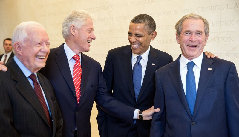 Vier US-Präsidenten bei bester Laune (v.l.): Jimmy Carter, Bill Clinton, Barack Obama und George W. Bush. (2013) – Bild: WDR/​The White House