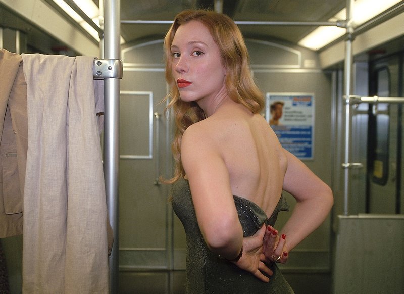 Mona (Franziska Petri) zieht sich in der U-Bahn um. Sie führt ein Doppelleben – Bild: RTLplus /​ Lars Reimann