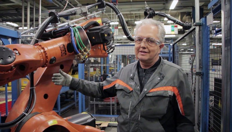 WDR Fernsehen DEINE ARBEIT, DEIN LEBEN!, Film von Luzia Schmid, am Freitag (01.05.15) um 20:15 Uhr. Der Roboterdoktor hat schon viele hunderte Roboter wieder fit gemacht. – Bild: WDR/​2Pilots