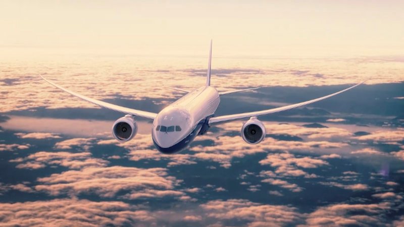 Bildunterschrift: Die Boeing 787 ist das erste Großraumflugzeug, dessen Rumpf maßgeblich aus kohlenstofffaserverstärktem Kunststoff besteht. Dadurch hat die Passagiermaschine ein geringes Gewicht und verbraucht deutlich weniger Treibstoff als vergleichbare Flugzeuge. – Bild: N24 Doku
