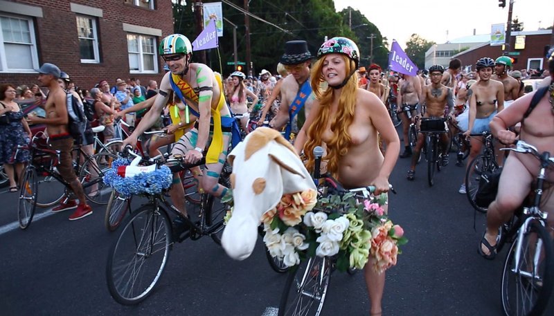 Das diesjährige Naked Bike Ride – einer offiziellen Demo gegen Autoverkehr mit mehr als 10.000 mehr oder weniger nackten Radfahrern. – Bild: PHOENIX/​WDR