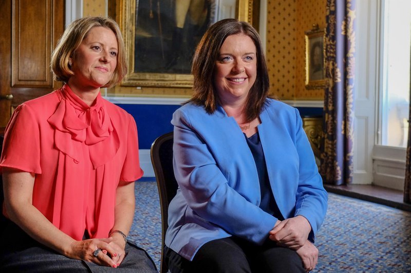 BBC Royal Correspondents, Sarah Campbell (left) and Daniela Relph (right) – Bild: ORF