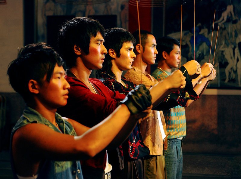 Mosquito (Mark Chao, 2. v. li.) betet mit seinen Freunden Dragon Lee (Rhydian Vaughan, Mitte), Monk (Ching-Tien Juan, 2. v. re.), Ah-Po (Teng-Hui Huang, re.) und Monkey (Chang-Hsien Tsai) im Tempel. – Bild: ZDF und ARD Degeto