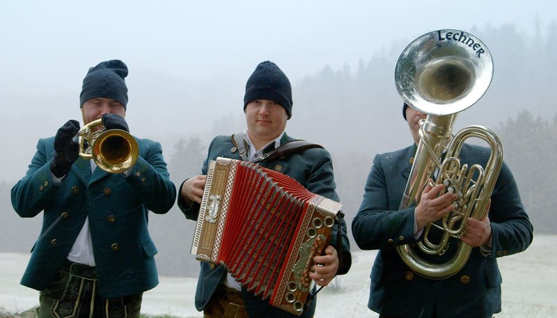 Das Golddorf - Asyl im Heimatidyll – Bild: rbb/​NDR/​Pier53