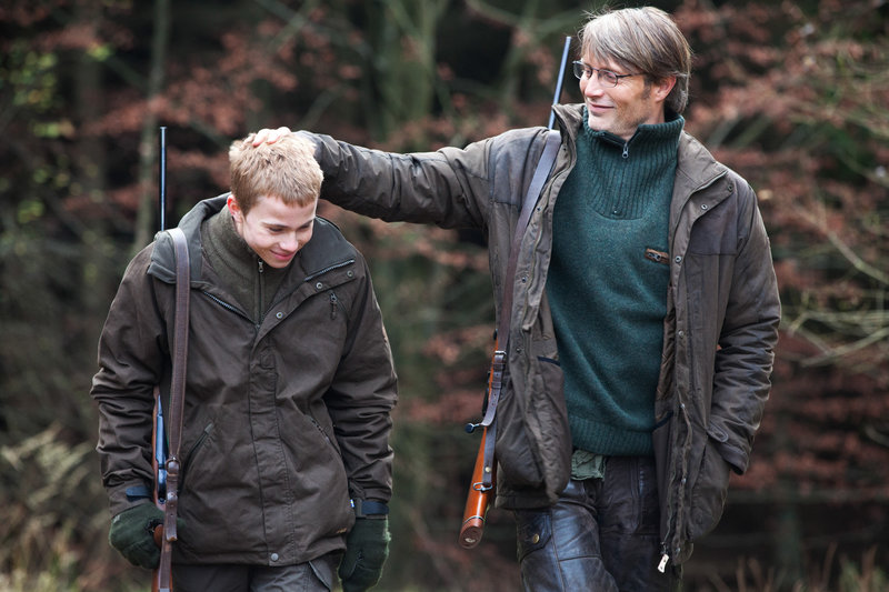 Lasse Fogelstrøm (Marcus), Mads Mikkelsen (Lucas). – Bild: ORF Lasse Fogelstrøm (Marcus), Mads Mikkelsen (Lucas). – Bild: ORF