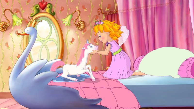 Im Traum erscheint Lillifee das Einhorn Rosalie und bittet sie darum, sich um ihr Baby Lucy zu kümmern. Als sie am nächsten Morgen erwacht, entdeckt sie, dass Lucy auf magische Weise den Traum verlassen hat und nun quicklebendig auf ihrem Bett sitzt. – Bild: WDR/​Caligari Film- und Fernsehprod./​WunderWerk