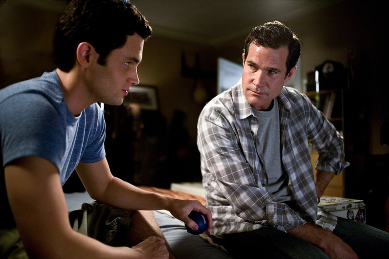 Alle sind begeistert von Susans neuem Freund David Harris (Dylan Walsh, r.), nur Stiefsohn Michael (Penn Badgley, l.) nicht. Ein ungutes Gefühl quält ihn. Da macht er sich daran, die Vergangenheit Davids zu erhellen ... – Bild: 2009 Screen Gems, Inc. All Rights Reserved. Lizenzbild frei Alle sind begeistert von Susans neuem Freund David Harris (Dylan Walsh, r.), nur Stiefsohn Michael (Penn Badgley, l.) nicht. Ein ungutes Gefühl quält ihn. Da macht er sich daran, die Vergangenheit Davids zu erhellen ... – Bild: 2009 Screen Gems, Inc. All Rights Reserved. Lizenzbild frei