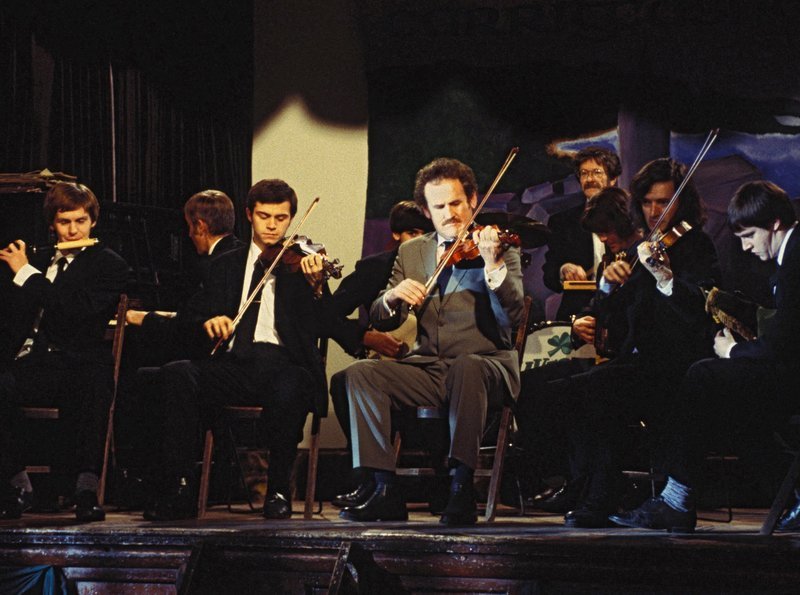 Jimmy (Colm Meaney, Mitte) tritt mit seiner Band beim großen Dubliner Ceilidh-Wettbewerb auf. – Bild: BR/​ARD Degeto