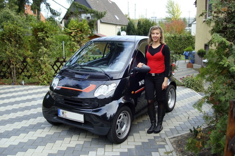 Anna Bertram mit ihrem gewonnenen Auto. – Bild: SWR/Kirsten Waschkau Anna Bertram mit ihrem gewonnenen Auto. – Bild: SWR/Kirsten Waschkau