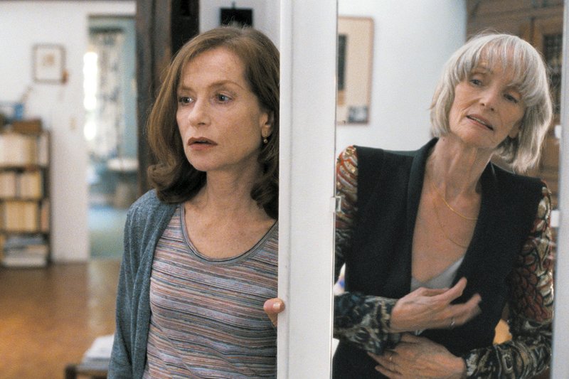 Nathalie (Isabelle Huppert, li.) verbringt gezwungenermaßen viel Zeit mit ihrer depressiven und vor allem sehr besitzergreifenden Mutter (Edith Scob, re.). – Bild: ARTE France Honorarfreie Verwendung nur im Zusammenhang mit genannter Sendung und bei folgender Nennung "Bild: Sendeanstalt/Copyright". Andere Verwendungen nur nach vorheriger Absprache: ARTE-Bildreda Nathalie (Isabelle Huppert, li.) verbringt gezwungenermaßen viel Zeit mit ihrer depressiven und vor allem sehr besitzergreifenden Mutter (Edith Scob, re.). – Bild: ARTE France Honorarfreie Verwendung nur im Zusammenhang mit genannter Sendung und bei folgender Nennung "Bild: Sendeanstalt/Copyright". Andere Verwendungen nur nach vorheriger Absprache: ARTE-Bildreda