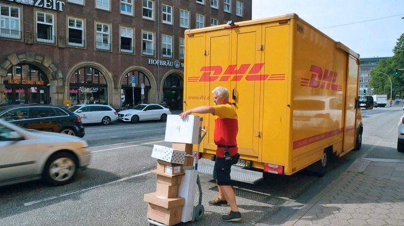 Kunden möchten ihre Pakete zeitnah bis vor die Haustür geliefert bekommen, viel bezahlen will niemand. – Bild: phoenix/ZDF/Arne Lorenz Kunden möchten ihre Pakete zeitnah bis vor die Haustür geliefert bekommen, viel bezahlen will niemand. – Bild: phoenix/ZDF/Arne Lorenz