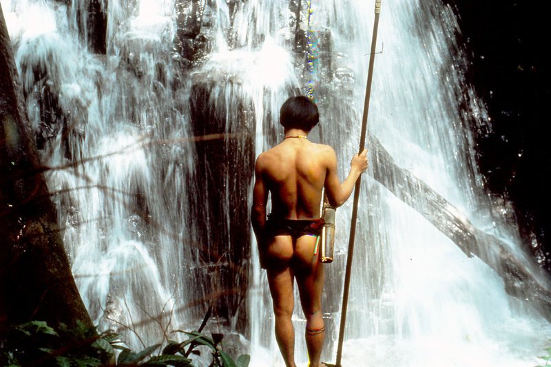 Angehöriger der Penan, einer indigenen Volksgruppe auf der Insel Borneo, an einem Wasserfall – Bild: ZDF 