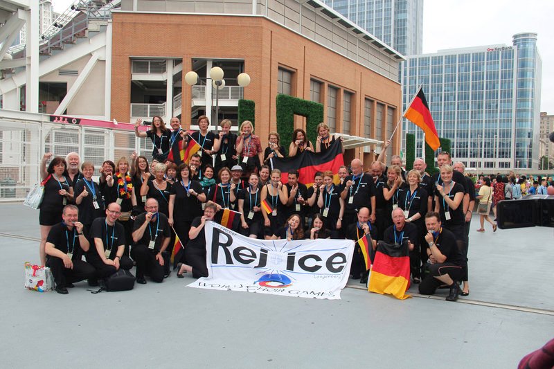 Der deutsche Chor Rejoice freut sich über die Silbermedaille in der Kategorie „Gospel“. – Bild: WDR /​ © Lona media