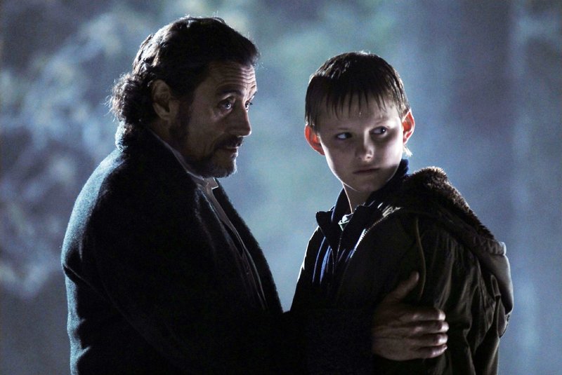 Der 14-jährige Will Stanton (Alexander Ludwig, r.) erfährt, dass er der Letzte einer Gruppe von Kriegern ist, die ihr Leben dem Kampf gegen das Dunkle gewidmet haben. Kaum hat ihn der Erste, Merriman Lyon (Ian McShane, li.), eingeweiht, muss sich Will auch schon der Herausforderung stellen... – Bild: RTL Der 14-jährige Will Stanton (Alexander Ludwig, r.) erfährt, dass er der Letzte einer Gruppe von Kriegern ist, die ihr Leben dem Kampf gegen das Dunkle gewidmet haben. Kaum hat ihn der Erste, Merriman Lyon (Ian McShane, li.), eingeweiht, muss sich Will auch schon der Herausforderung stellen... – Bild: RTL
