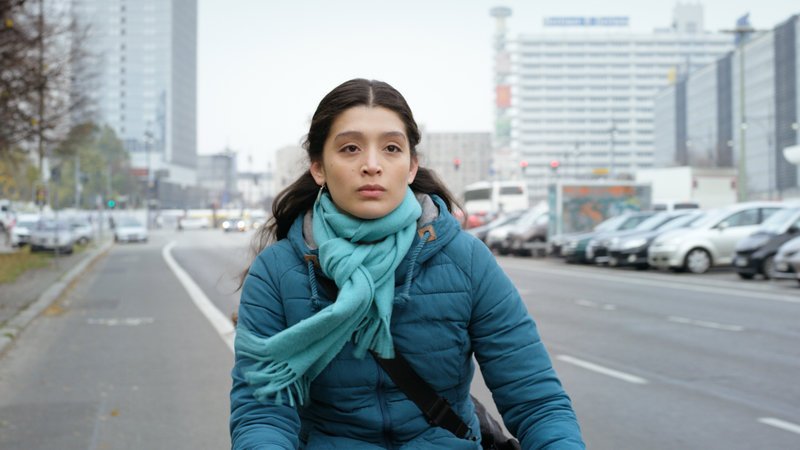Naomi (Scarlett Jaimes) fährt mit dem Fahrrad durch die Stadt. – Bild: ZDF und Filmgalerie 451