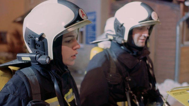Jasmin Denecke und Maurice Berger bei der Alarmübung – Bild: MDR/Filmakademie Baden-Württ Jasmin Denecke und Maurice Berger bei der Alarmübung – Bild: MDR/Filmakademie Baden-Württ