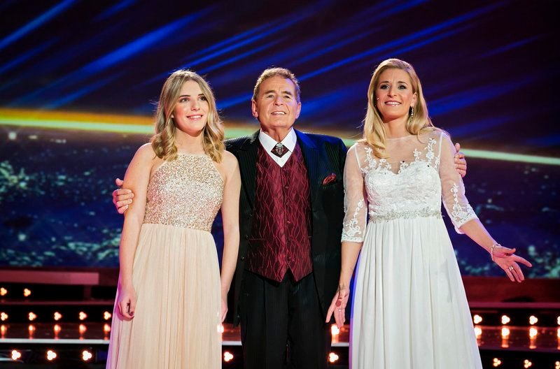 . …Drei Generationen – eine Familie, die Musik im Blut hat! Denn neben Eberhard Hertel, der 80 wird, und Tochter Stefanie, die bereits seit 35 Jahren auf der Bühne steht, hat auch Enkelin Johanna längst ihre Liebe zur Musik entdeckt. Die 17jährige äußert sich für diese Dokumentation zum ersten Mal in einem Fernsehinterview zu ihrer Familie, ihren Träumen und dem Aufwachsen mit einer so berühmten Mama. … Im Foto: Johanna + Eberhard + Stefanie Hertel © MDR/Junghans, honorarfrei – Verwendung gemäß der AGB im engen inhaltlichen, redaktionellen Zusammenhang mit genannter MDR-Sendung bei Nennung „Bild: MDR/Junghans“ (S2). MDR/HA Kommunikation, 04360 Leipzig, Tel: (0341) 300 6477 oder – 6463 – Bild: MDR/Junghans . …Drei Generationen – eine Familie, die Musik im Blut hat! Denn neben Eberhard Hertel, der 80 wird, und Tochter Stefanie, die bereits seit 35 Jahren auf der Bühne steht, hat auch Enkelin Johanna längst ihre Liebe zur Musik entdeckt. Die 17jährige äußert sich für diese Dokumentation zum ersten Mal in einem Fernsehinterview zu ihrer Familie, ihren Träumen und dem Aufwachsen mit einer so berühmten Mama. … Im Foto: Johanna + Eberhard + Stefanie Hertel © MDR/Junghans, honorarfrei – Verwendung gemäß der AGB im engen inhaltlichen, redaktionellen Zusammenhang mit genannter MDR-Sendung bei Nennung „Bild: MDR/Junghans“ (S2). MDR/HA Kommunikation, 04360 Leipzig, Tel: (0341) 300 6477 oder – 6463 – Bild: MDR/Junghans