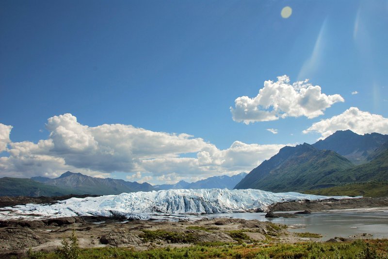 In Alaska gibt es unzählige Gletscher. Manche Eisgiganten münden direkt ins Meer. – Bild: ZDF In Alaska gibt es unzählige Gletscher. Manche Eisgiganten münden direkt ins Meer. – Bild: ZDF
