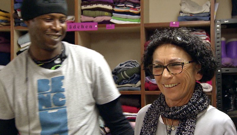 Suse ist das Herz der Kleiderkammer. Mike nennt sie Mama. – Bild: SWR Suse ist das Herz der Kleiderkammer. Mike nennt sie Mama. – Bild: SWR