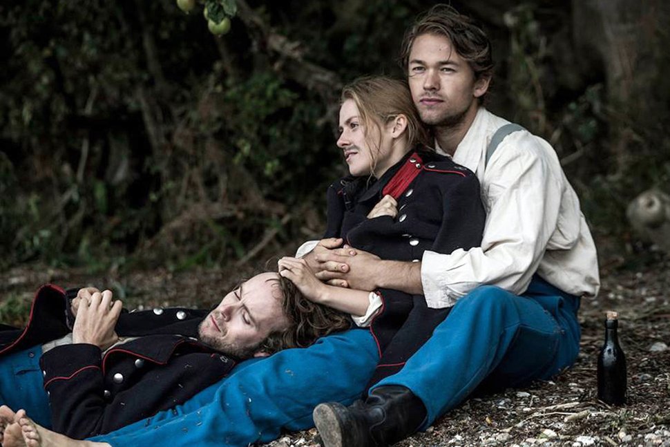 Peter (Jens Sætter-Lassen, li.), Inge (Marie Tourell Søderberg, Mi.) und Laust (Jakob Oftebro, re.) müssen sich auf den Krieg einstellen. – Bild: ZDF / © Per Arnesen / ZDF