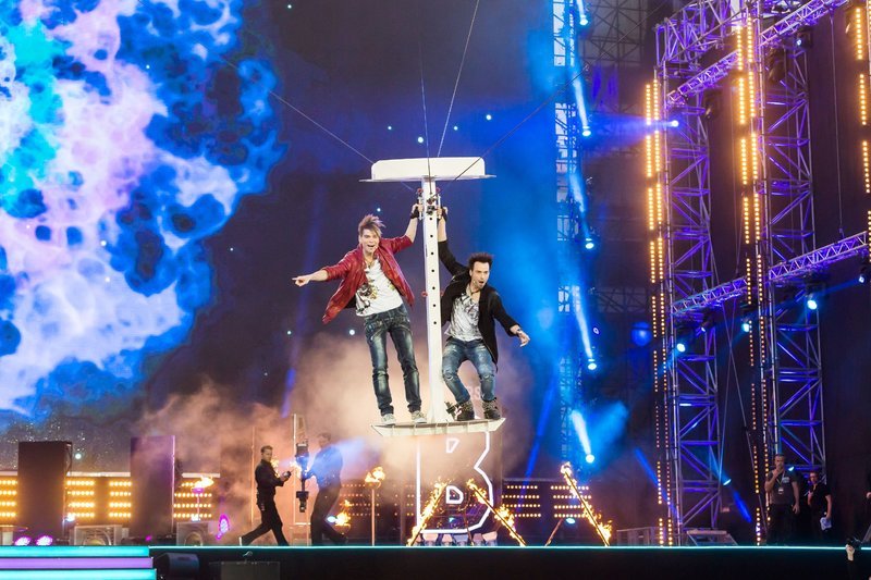 Bei ihnen werden spektakuläre Illusionen Wirklichkeit! Und mit ihrem spektakulären Tourfinale in der Commerzbank-Arena in Frankfurt faszinierten die „Ehrlich Brothers“ Christian (l.) und Andreas fast 40.000 Zuschauer! – Bild: RTL
