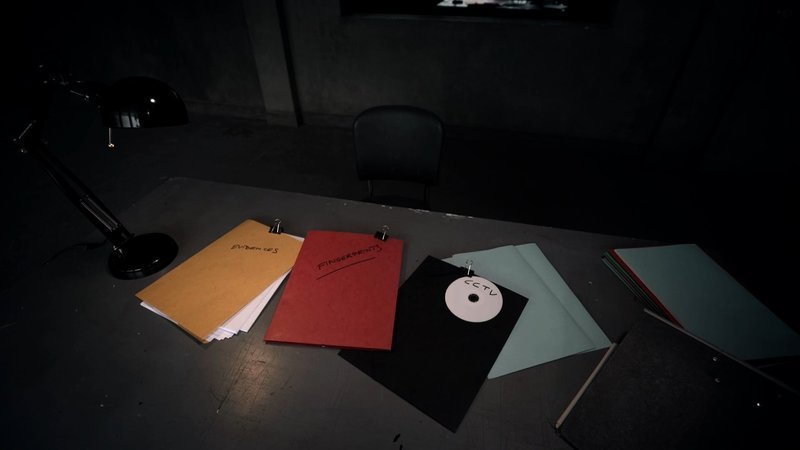 Steigender Druck, Akten mit angeblichen Beweisen und DVDs mit Videomitschnitten – die Reid-Methode setzt gezielt Mittel ein, um schnell an ein Geständnis zu kommen. – Bild: ZDF und Java Films.