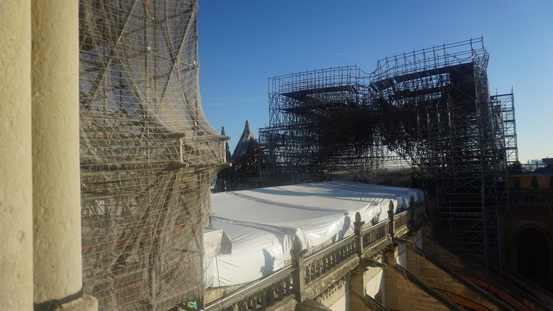 Sicherungsarbeiten auf dem Dach von Notre Dame. – Bild: ZDF und Simone Hoffmann.