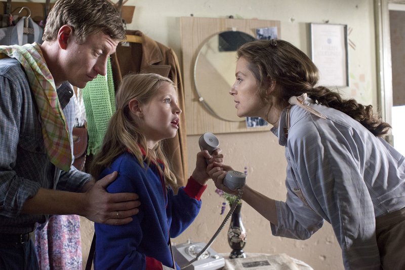 Maxim Mehmet (als Torsten), Flora Li Thiemann (als Friederike) und Yvonne Catterfeld (als Katharina) Friederike und ihre Eltern beim ersten Anruf von Onkel Mike aus Westdeutschland. – Bild: MDR/Ostlicht Filmproduktion/Georges Pauly Maxim Mehmet (als Torsten), Flora Li Thiemann (als Friederike) und Yvonne Catterfeld (als Katharina) Friederike und ihre Eltern beim ersten Anruf von Onkel Mike aus Westdeutschland. – Bild: MDR/Ostlicht Filmproduktion/Georges Pauly