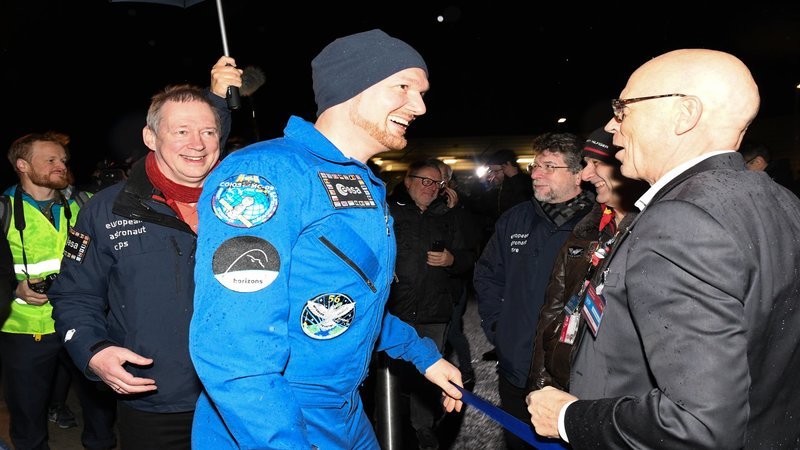Zurück aus dem All: Commander Alexander Gerst trifft am Abend des 20. Dezember 2018 in Köln ein. Am selben Tag war er nach sechs Monaten auf der ISS mit zwei weiteren Astronauten in der Steppe von Kasachstan gelandet. – Bild: N24 Doku